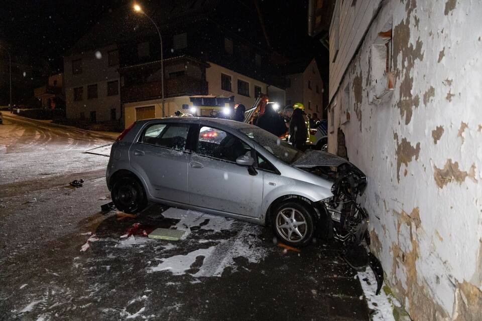 Haus nach Autounfall mit vier Verletzten einsturzgefährdet Haus nach Autounfall mit vier Verletzten einsturzgefährdet