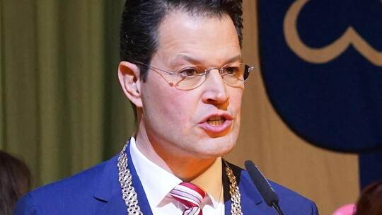 Bürgermeister Aaron Treut mit Amtskette bei seiner Neujahrsansprache.
