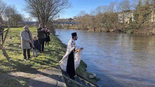 Mit Schwung wirft Vater Matthäus das christliche Kreuz in die Enz und segnet damit alle Gewässer der Erde. Andrea Sehling
