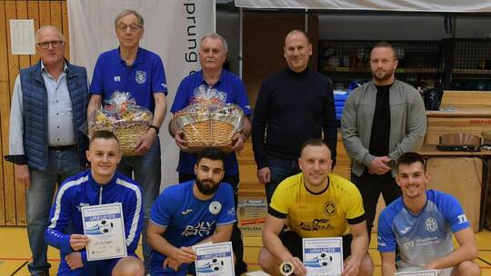 Schlusspfiff: Die beiden scheidenden Turnier-Organisatoren Wolfgang Rittmann (hinten Zweiter von links) und Wolfgang Muhr (recht
