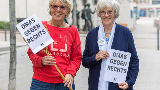 Elisabeth und Ingrid Vogt (von links) von den „Omas gegen Rechts“ organisieren die Demonstration. Meyer Omas gegen Rechts