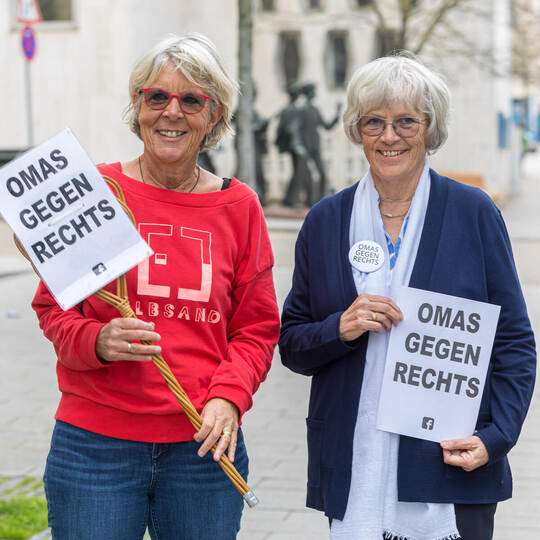 Omas gegen Rechts