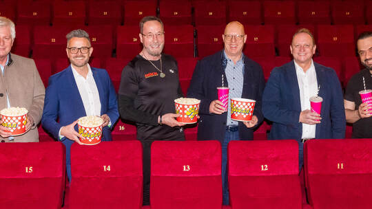 „Zusammenhalt statt Faustgewalt“ heißt ihre Botschaft an junge Leute, die sie ins „Cinemoon“ einladen: Thomas Bohner, Peter Boch Zusammenhalt statt Faustgewalt PK im Cinemoon