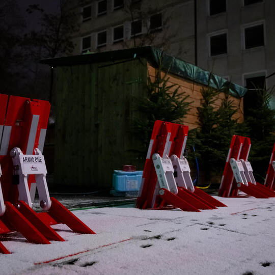 Mobile Fahrzeugsperre des Typs „Armis One“ – hier auf dem Weihnachtsmarkt am Rotkreuzplatz in München – werden künftig bei Großv Weihnachtsmarkt in München