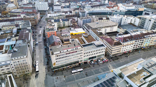 Von oben wird deutlich, dass die Gebäude am Leopoldplatz zusammenhängen und einen mächtigen Komplex im Herzen der Innenstadt bil