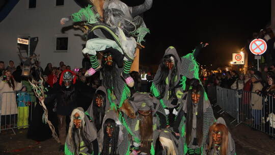 Neben Guggenmusik und Streichen dürfen natürlich auch waghalsige Pyramiden auf der Umzugsstrecke nicht fehlen.