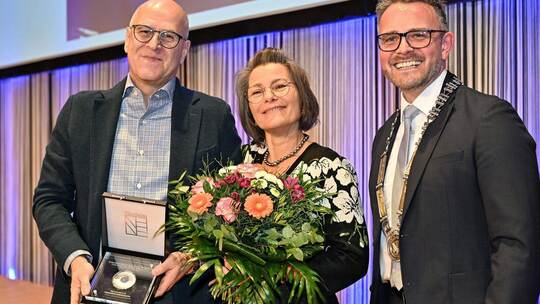 Sympathischer Auftritt auf der großen CCP-Bühne: Jörg und Beate Lupus freuen sich über die von Peter Boch überreichte Medaille s