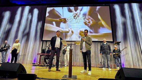 Die Gläubigen feiern im CCP zusammen mit der „Allianz-Band“, dem Theologen Stefan Vatter und Carsten Wacker von der Stadtmission