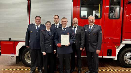 Gr atulation bei der Wimsheimer Freiwilligen Feuerwehr an Christian Teichmann (Mitte) zum „Feuerwehr Ehrenzeiche n in Bronze“ (v