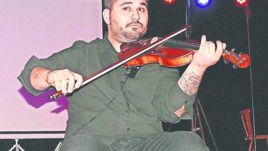 Der 22-jährige Geigenspieler Naoh Leonne aus Göbrichen löst Beifallsstürme aus. Er spielt Balladen und englische Popmusik, gibt