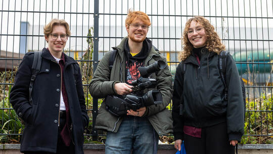 Elias Kobel, Sascha Göring und Gabriela Heid gehören zu einer Gruppe Karlsruher Studierenden, die für ein Seminar an der Hochsch Studentenprojekt Lost Places Charlottenhöhe Emma Jäger