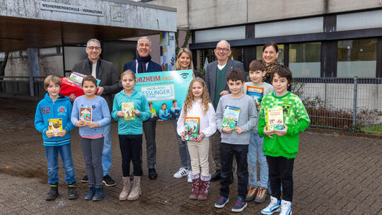 Viel neuer Lesestoff für die Drittklässler der Weiherbergschule: Bernhard Layer, Thomas Satinsky, Carolin Krauth, Kai Adam und K Löbliche Esslinger Stiftung Spende Weiherbergschule
