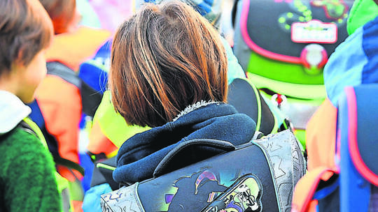 Schüler-Busse zu Grundschulen und sonderpädagogischen Zentren sollen im Kreis Calw nicht mehr bezuschusst werden. Arne Dedert/dp Schulkinder