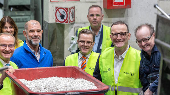 Agosi-Chef Franz-Josef Kron (Dritter von links) erläuterte den Gästen um Jens Spahn (Zweiter von rechts), Gunther Krichbaum (lin