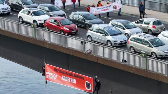 Aktivisten seilen sich von Europabrücke in Kehl ab