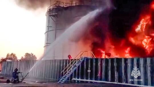 Brand an Ölreservoir in Russland