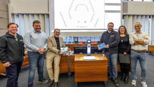 Sie haben ganze Arbeit geleistet: Jürgen Scherle (Firma LTM), Projektleiter Jan Kühner (Gebäudemanagement) Baubürgermeister Tobi