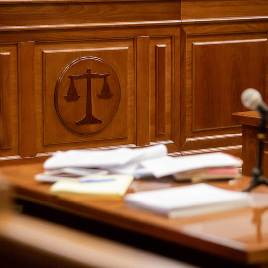 Balance sign in court