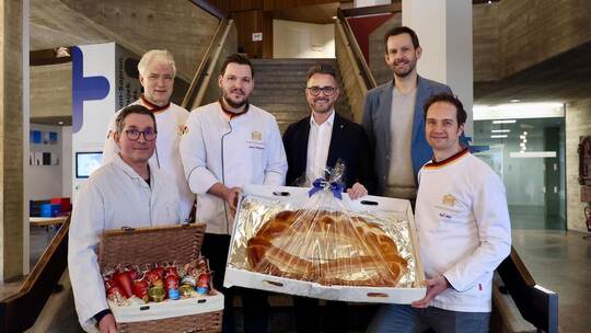 Die Übergabe der Neujahrsbrezel.