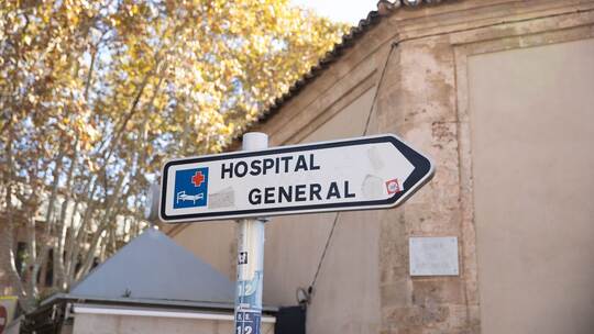 Ein Krankenhausschild in Spanien