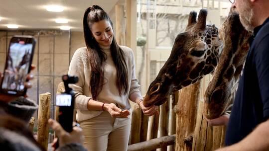 Back-Youtuberin Sally Özcan ist jetzt Giraffen-Patin