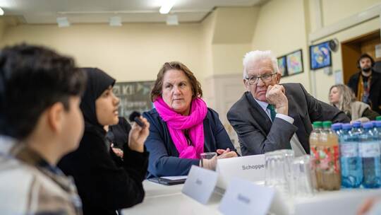 Kretschmann und Schopper besuchen Schule in Stuttgart Kretschmann und Schopper besuchen Schule in Stuttgart