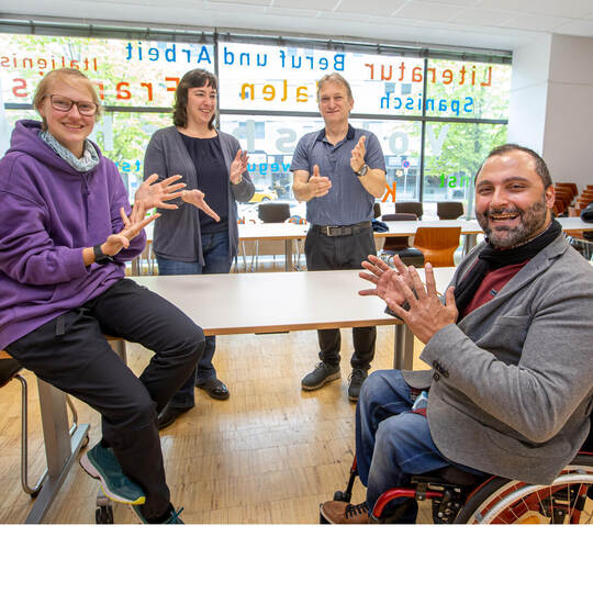 Der städtische Inklusionsbeauftragte Mohamed Zakzak hat maßgeblich am Konzept „Impulse Inklusion“ mitgewirkt. Meyer VHS Inklusion Gehörlose Kurs