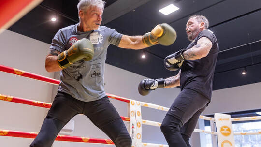 Ihr erstes Sparring, und gleich ein echtes Faustgewitter: Ralf-Peter Frohn-Lux (links) und Uwe Hück schenken sich im Ring nichts