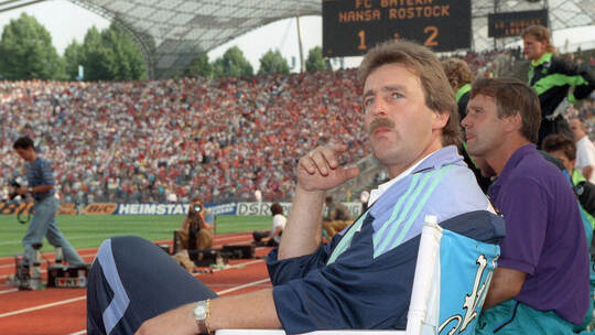 E in großer Tag für Uwe Reinders als Trainer: Am 10. August 1991 besiegte sein Team FC Hansa Rostock als Bundesliga-Neuling im M Hansas wilde Wende-Zeit