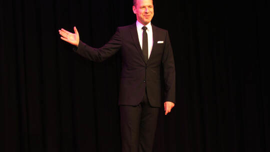 Rund 120 Besucher begeistert der Comedian Helge Thun im Rahmen der Kulturreihe „Spatzabrettle“ in Schützingen. Foto: Prokoph