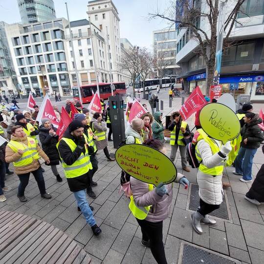 „Heute ist Streiktag“, skandiert die Menge auf dem Weg über die Westliche zum Marktplatz. Hegel