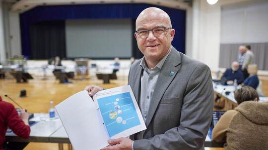 Bürgermeister Uwe Engelsberger stellt im Niefern-Öschelbronner Gemeinderat seinen ersten Haushalt vor.