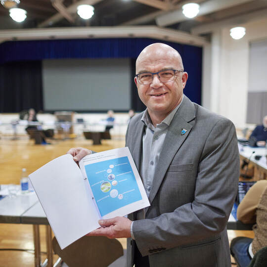 Bürgermeister Uwe Engelsberger stellt im Niefern-Öschelbronner Gemeinderat seinen ersten Haushalt vor.