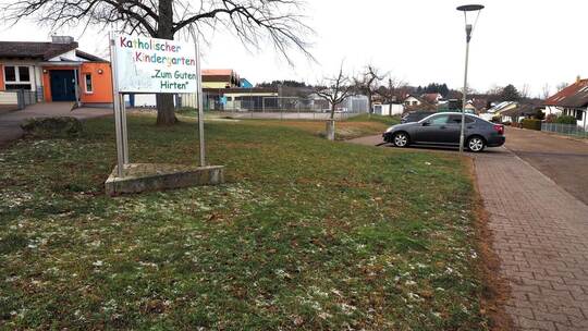 Der Autoverkehr beim katholischen Kindergarten in Hohenwart wird als problematisch erachtet. Georg Kost