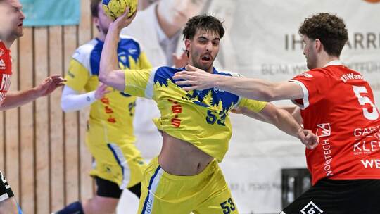 Viel zu tun: Lasse Keller (am Ball) und der HCN werden gefordert sein. Hennrich
