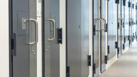 Luxuriös ist die Situation in den Gemeinschaftsduschen der Justizvollzugsanstalt Heimsheim laut mutmaßlicher Insassen nicht – im JVA Heimsheim Fürhrung Neubau
