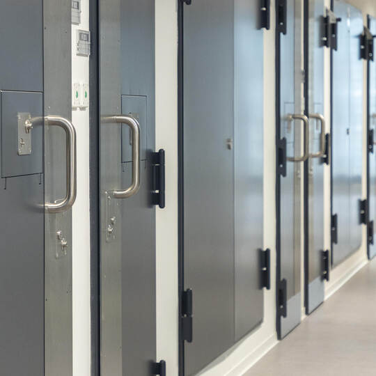 Luxuriös ist die Situation in den Gemeinschaftsduschen der Justizvollzugsanstalt Heimsheim laut mutmaßlicher Insassen nicht – im JVA Heimsheim Fürhrung Neubau