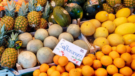 Saftorangen an einem Obst- und Gemüsestand: Durch schlechte Ernten wird der Saft zu einem Luxusgut. Caritative Projekte wie die Wochenmarkt