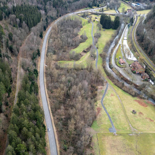 Auf der B 294 zwischen Neuenbürg und Höfen (hinten im Bild) hat es zuletzt am Mittwoch einen tödlichen Unfall gegeben. Foto Meye