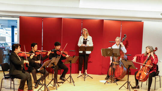 Sopranistin Dorothee Böhnisch (Mitte) verleiht den Rückert-Liedern von Mahler eine berührende Intensität. Die Musiker begeistern