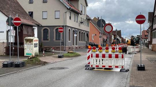 Bei diesem Schilderwald sollte auch dem Letzten klar werden, dass aktuell westwärts auf der Schwanner Hauptstraße kein Durchkomm