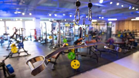 Unbenutzte Trainingsgeräte im Fitnessstudio Unbenutzte Trainingsgeräte im Fitnessstudio