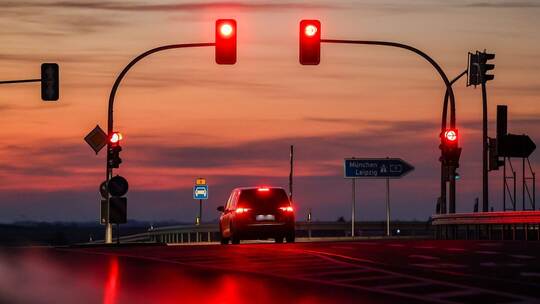 Auto wartet an einer roten Ampel Auto wartet an einer roten Ampel