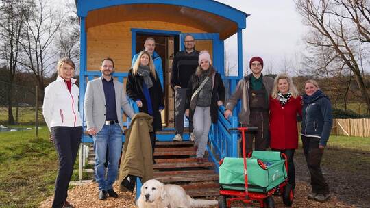 IB-Regionalleiterin Liane Bley und Bürgermeister Thomas Maag (von links) freuen sich zusammen mit den Mitarbeitern und Mitarbeit