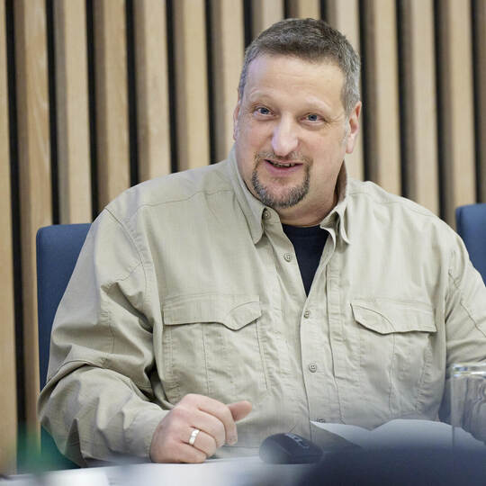 Förster Rolf Müller stellt den Forsthaushalts im Gemeinderat vor.