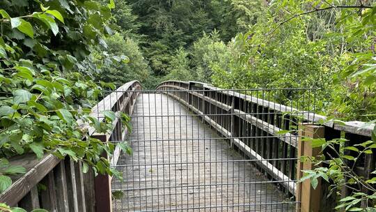 Seit Anfang 2023 ist der marode Übergang bei Enzberg gesperrt. Wann es einen neuen Steg gibt, ist momentan nicht abzusehen. Arch