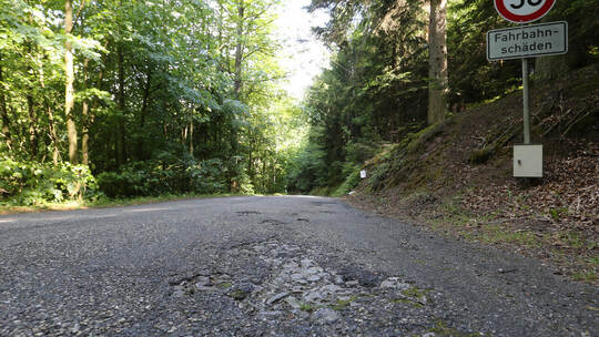 Die Monbachstraße aus dem Tal hoch nach Neuhausen sieht streckenweise eher wie ein Waldweg aus – und ist ohnehin immer ein halbe