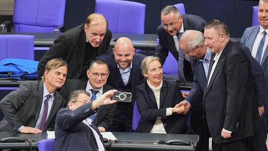 Bundestag - AfD feiert Abstimmungsergebnis zu Migrationspolitik Bundestag - AfD feiert Abstimmungsergebnis zu Migrationspolitik