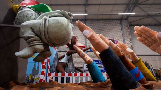 Der Motivwagen steht beim Richtfest für den Rosenmontagszug