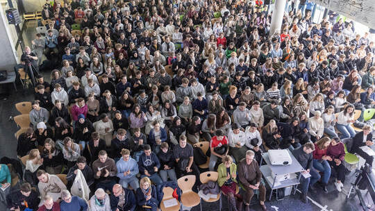 Gedenkfeier Hilda Gymnasium MrWissen2Go